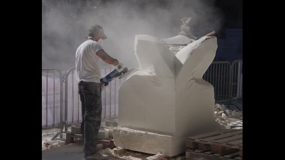 Творци ваят скулптури от камък в Морската градина