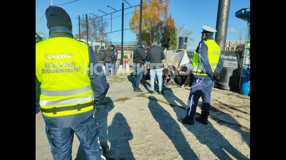 Заловиха 16 нелегални мигранти на входа на София