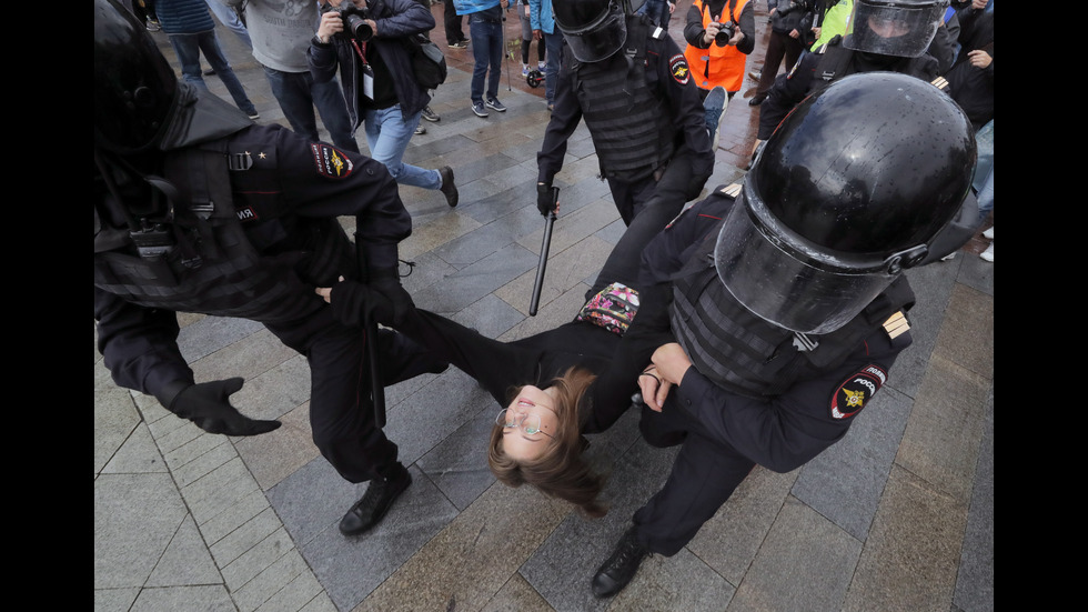 Близо 600 арестувани на протест в Москва