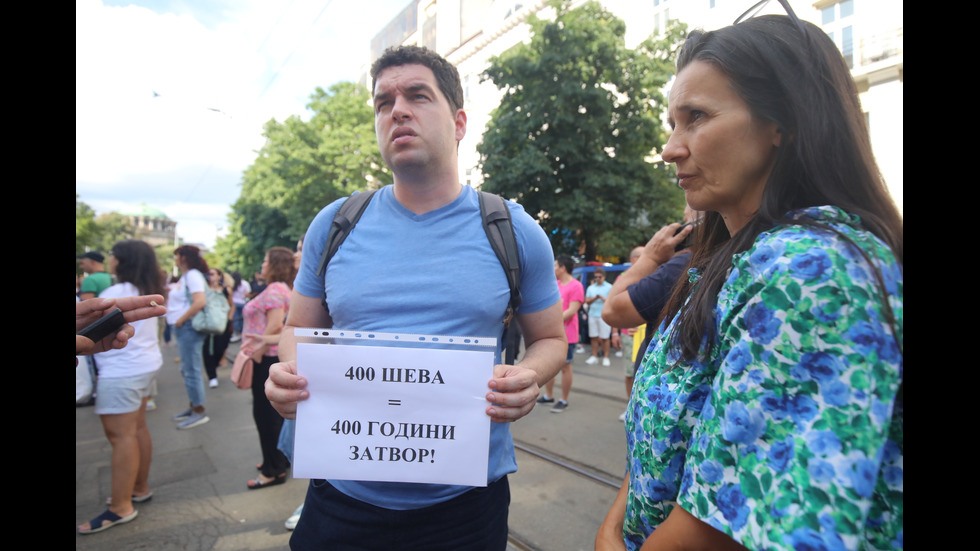 Протести в десетки градове заради жестоко малтретираното 18-годишно момиче