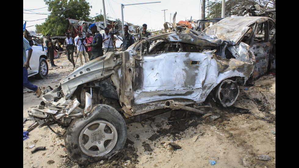 Бомба уби близо 90 души в Могадишу