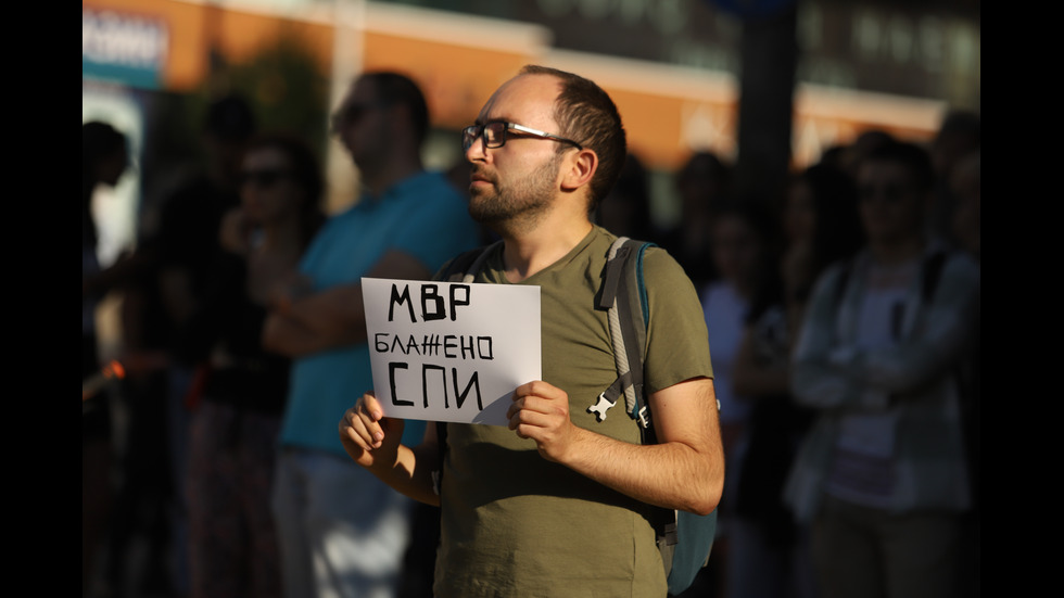 Цветя в памет на загиналите жени при тежката катастрофа в София