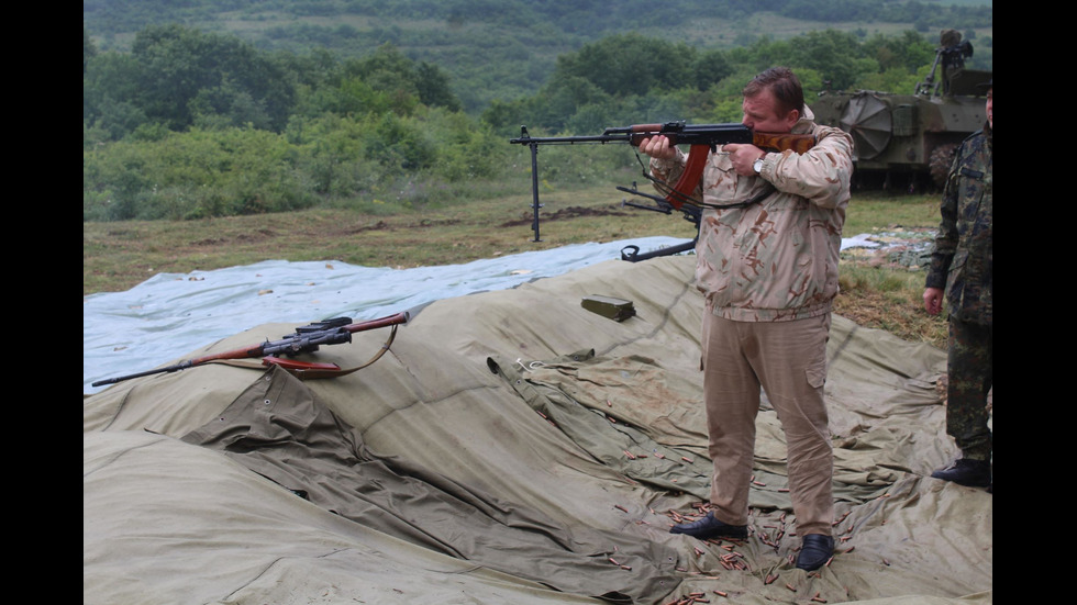 Каракачанов стреля с "Калашников"