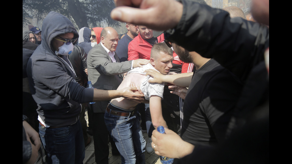 Нови сблъсъци в Тирана, окупирана е сградата на полицията