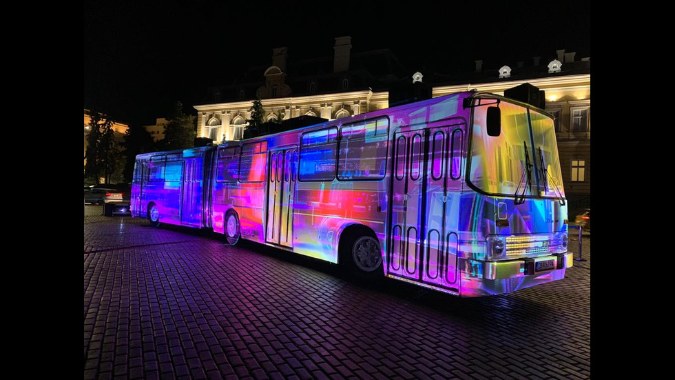 3D ШОУ: Миналото и настоящето на България "оживяват" върху стар автобус