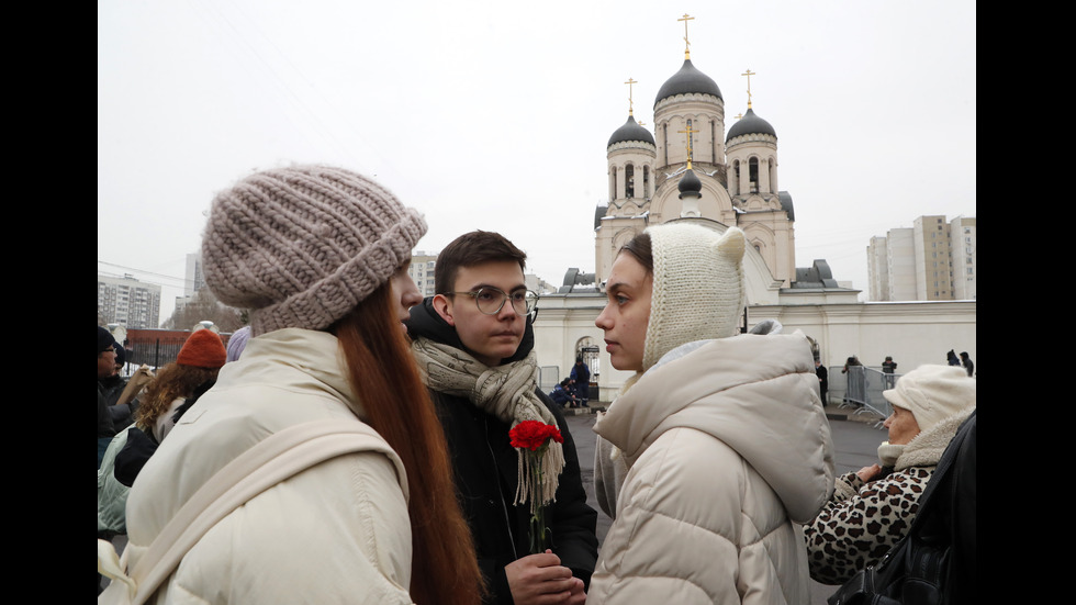 Опашки пред църквата, където ще се проведе опелото на Навални