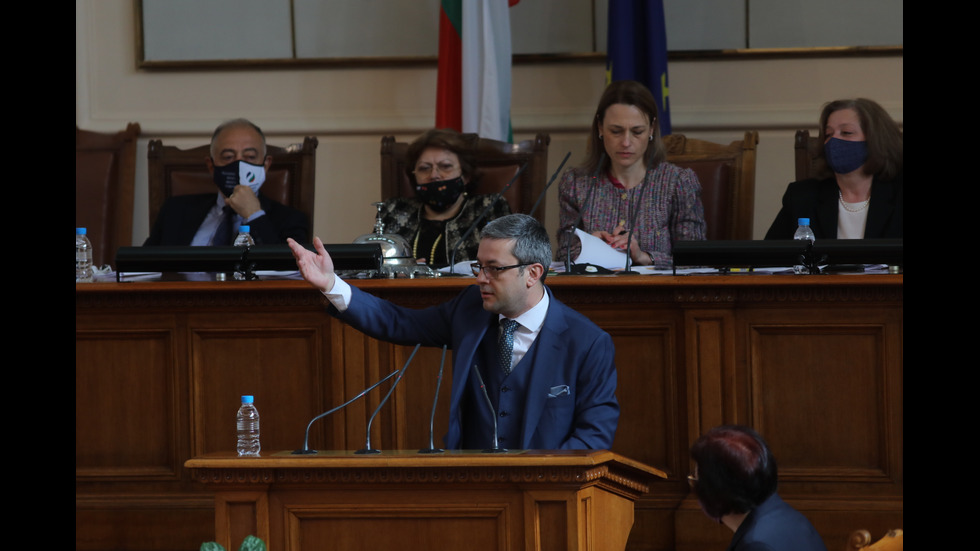 Бурни дебати в първия работен ден на новото Народно събрание