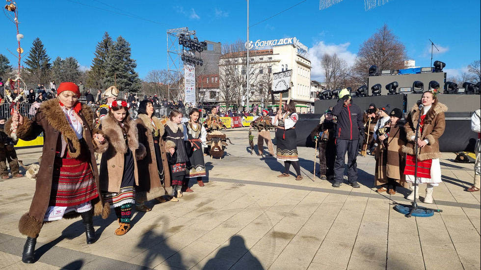 Фестивалът на маскарадните игри "Сурва" в Перник