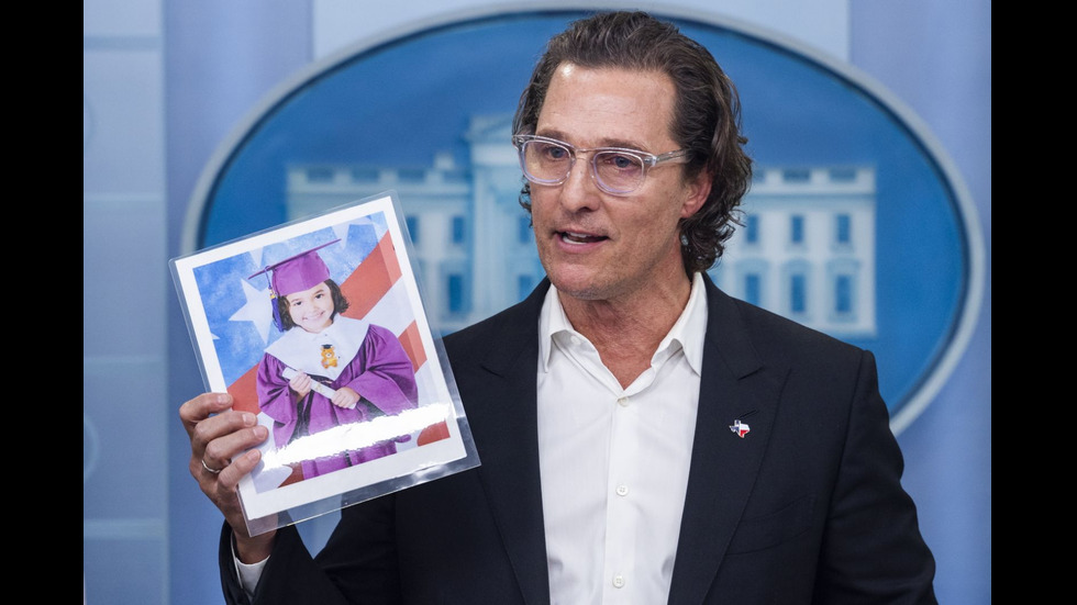 Матю Макконъхи показа в Белия дом обувките на едно от убитите деца в Тексас