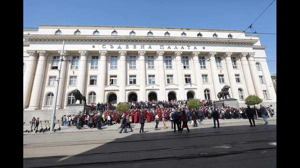 Магистрати в цялата страна излязоха на мълчалив протест