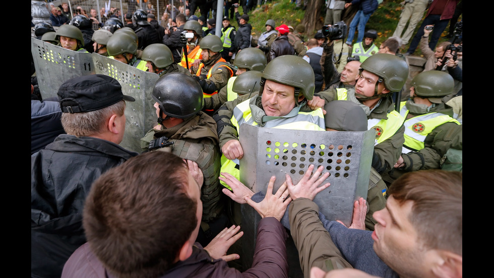 СБЛЪСЪЦИ В УКРАЙНА: Четирима пострадаха по време на протест