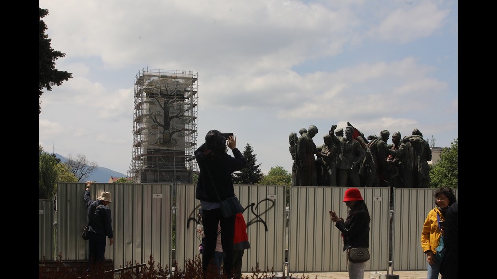 Демонтират компрометирани плочи от Паметника на Съветската армия