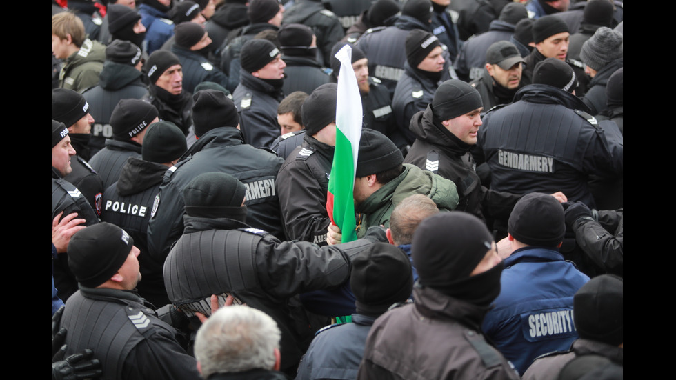 "Възраждане" организира протест срещу зеления сертификат, докараха водно оръдие пред НС