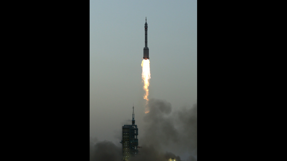 Китай изстреля космически кораб с двама астронавти на борда