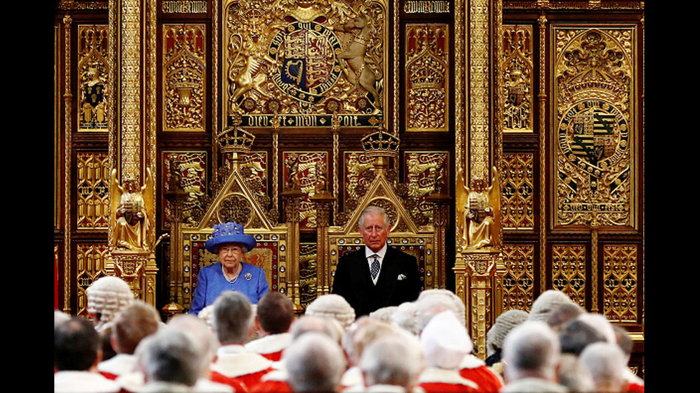 Шапката на Елизабет II "проговори" за Brexit