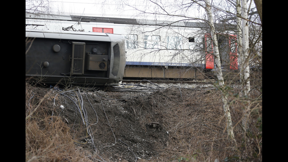 Пътнически влак дерайлира в Белгия, има поне един загинал