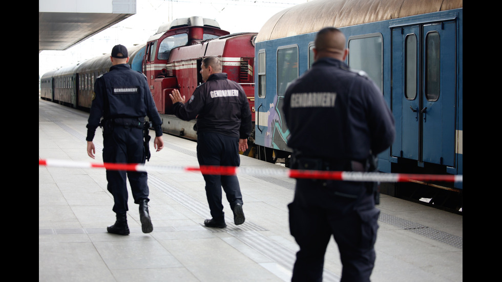 Пътнически влак и локомотив се удариха на Централна гара в София, има пострадали