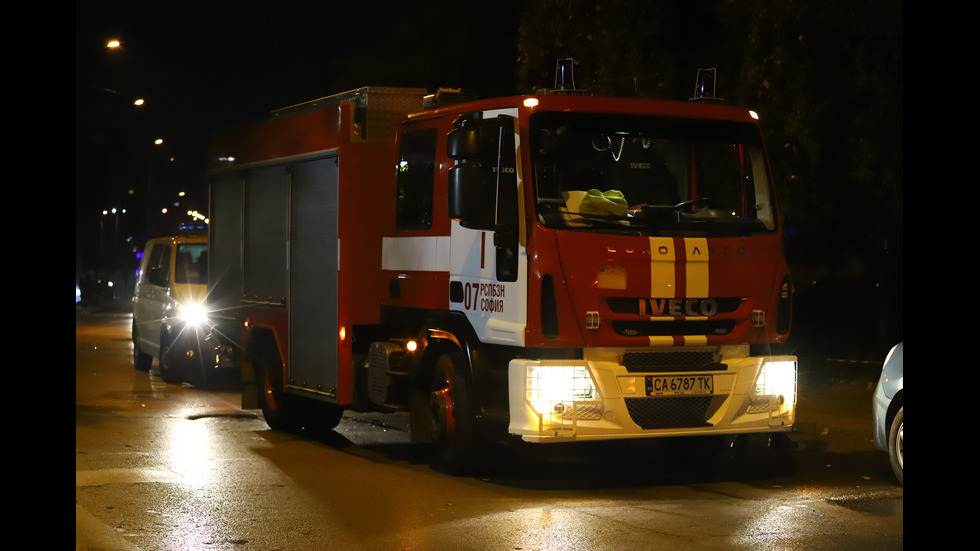 Спасиха мъж от горящ апартамент в София