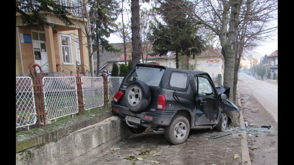 Джип се удари в дърво и повреди оградата на кметство в Русенско