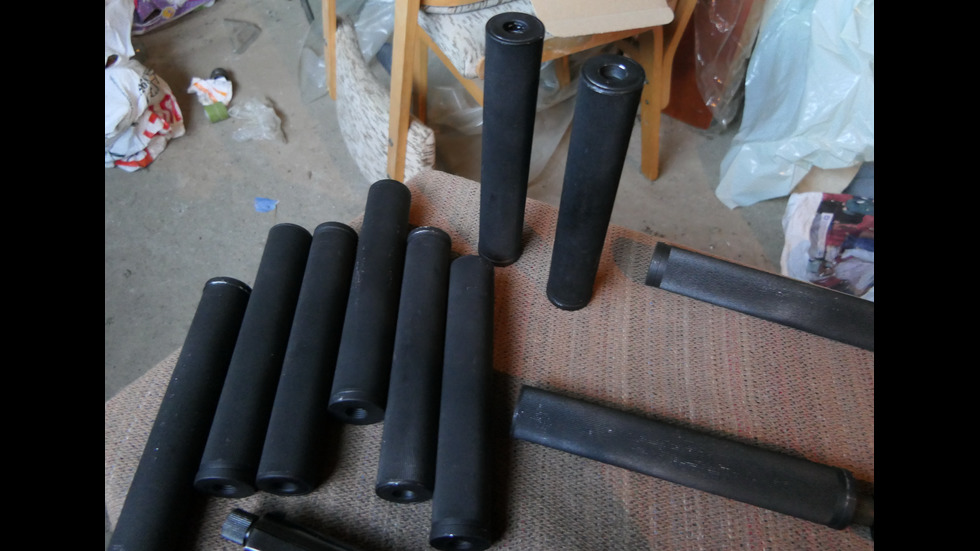 Откриха рекорден брой оръжия и боеприпаси в гараж в София