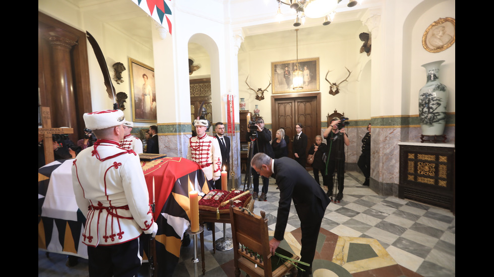 Тленните останки на цар Фердинанд пристигнаха в България