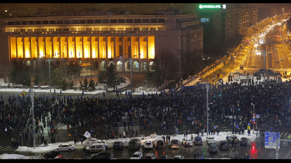 Десетки хиляди на протест в Румъния
