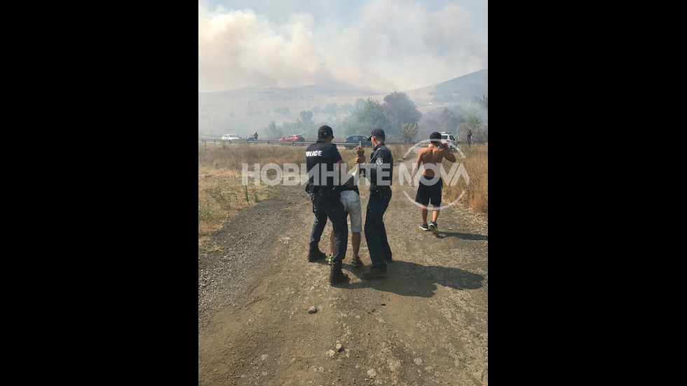 Пламъци обхванаха голяма площ край вилна зона в Бургаско