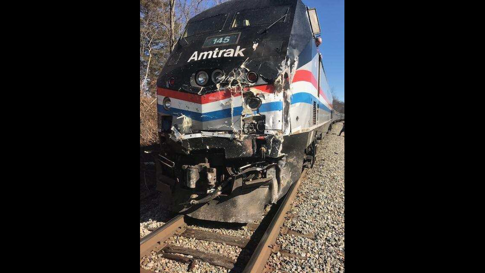 Влак с конгресмени и камион се удариха, един загинал