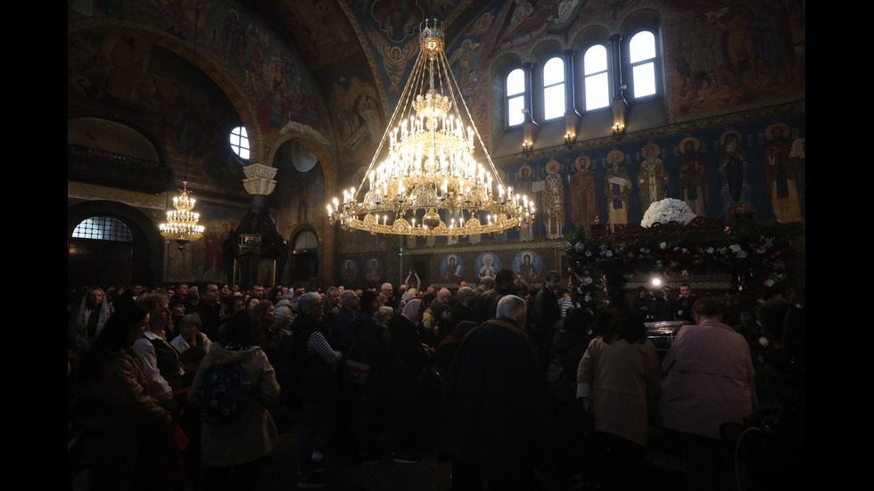 Опашки от вярващи пред "Св. Александър Невски" и "Св. Неделя" в София