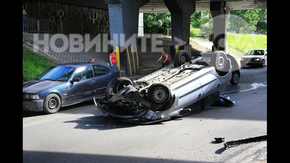 Кола се е обърнала по таван на бул. "Александър Малинов" в София
