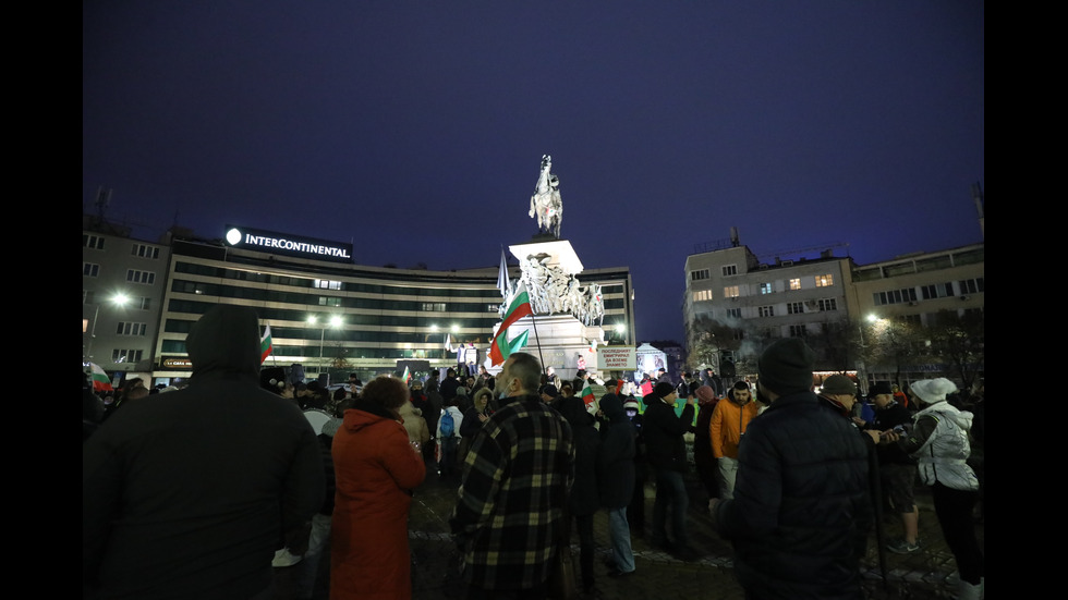 Протестиращи блокираха площад Народно събрание