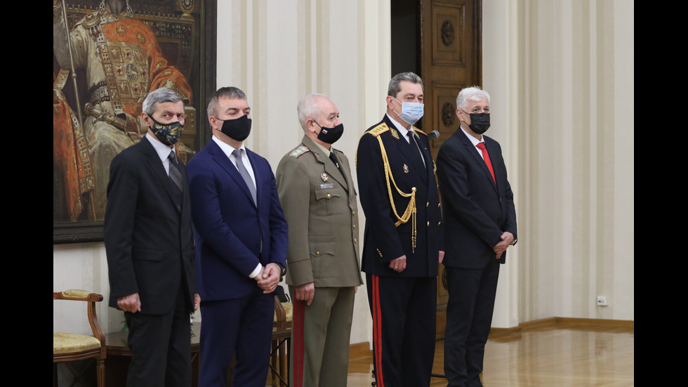 Президентът удостои с държавни отличия огнеборци