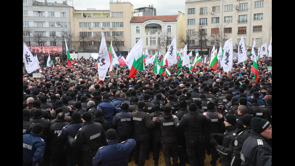 "Възраждане" организира протест срещу зеления сертификат, докараха водно оръдие пред НС