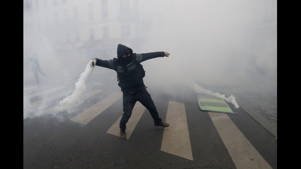 Сблъсъци между стачкуващи и полиция във Франция