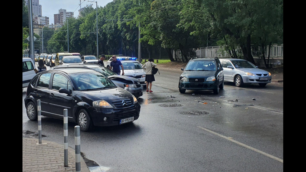 Катастрофа блокира движението около Южния парк в столицата