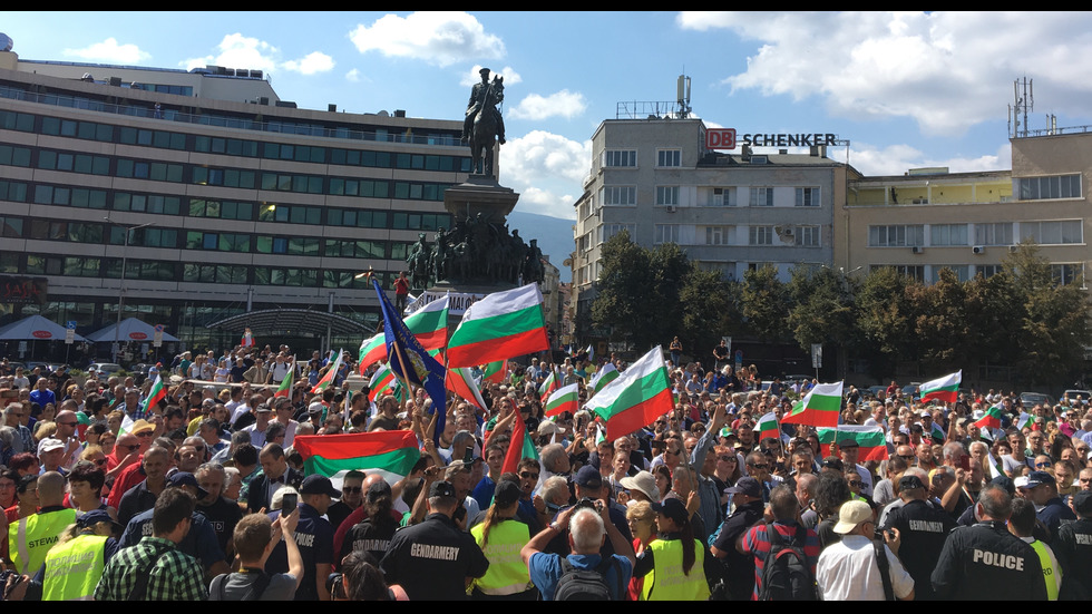 Протест пред парламента