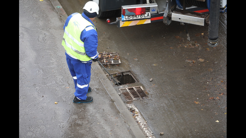 Наводнено кръстовище спря движението на няколко трамвайни линии в София