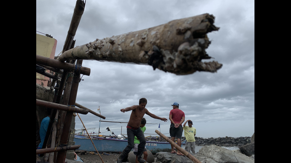 Тайфунът Камури взе жертви във Филипините