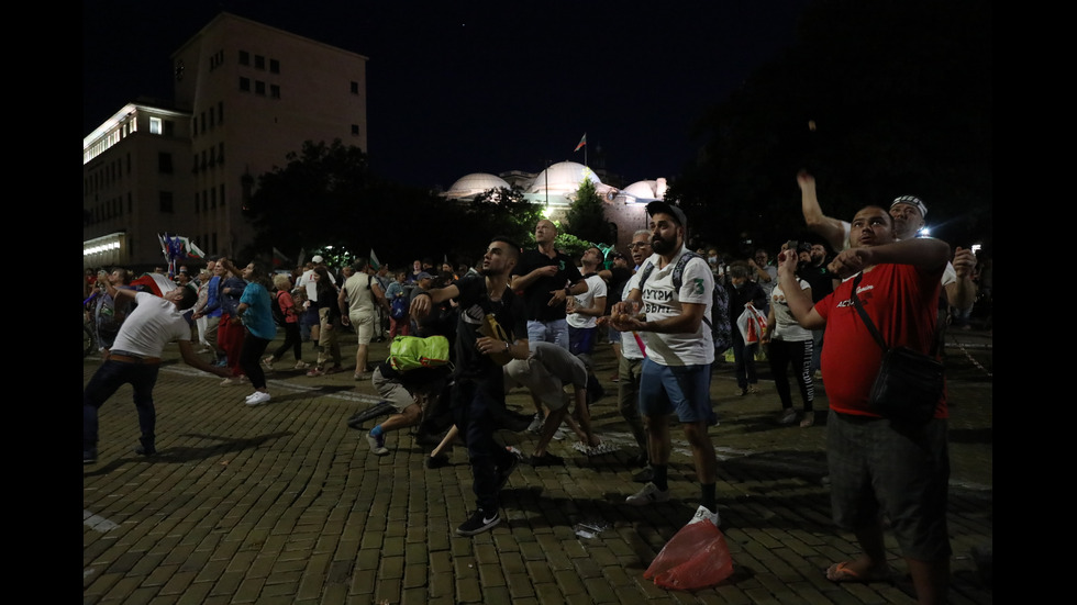 Протестиращи пред НС в подкрепа на майки от "Системата ни убива"