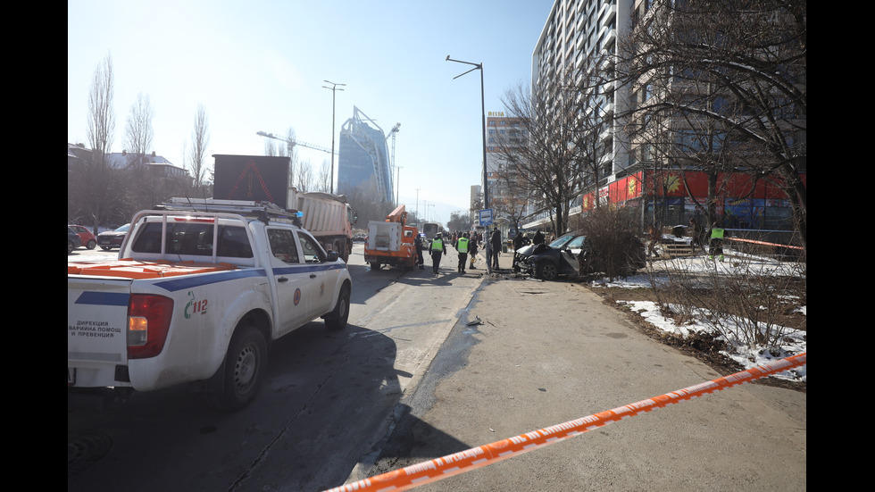 Кола се вряза в автобусна спирка в София, има ранени