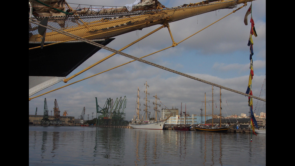 Най-голямата ветроходна регата акостира в Черно море