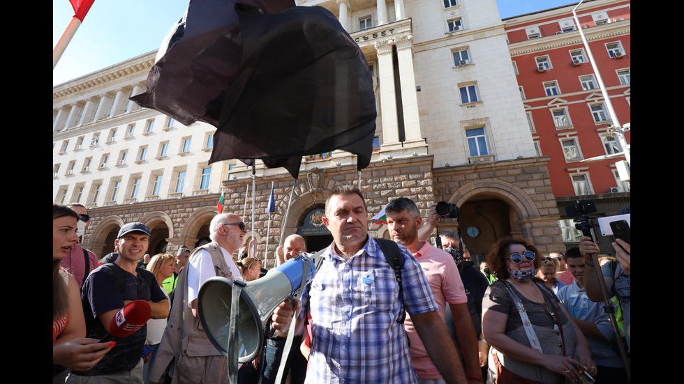 Шестият протест в София започна без напрежение