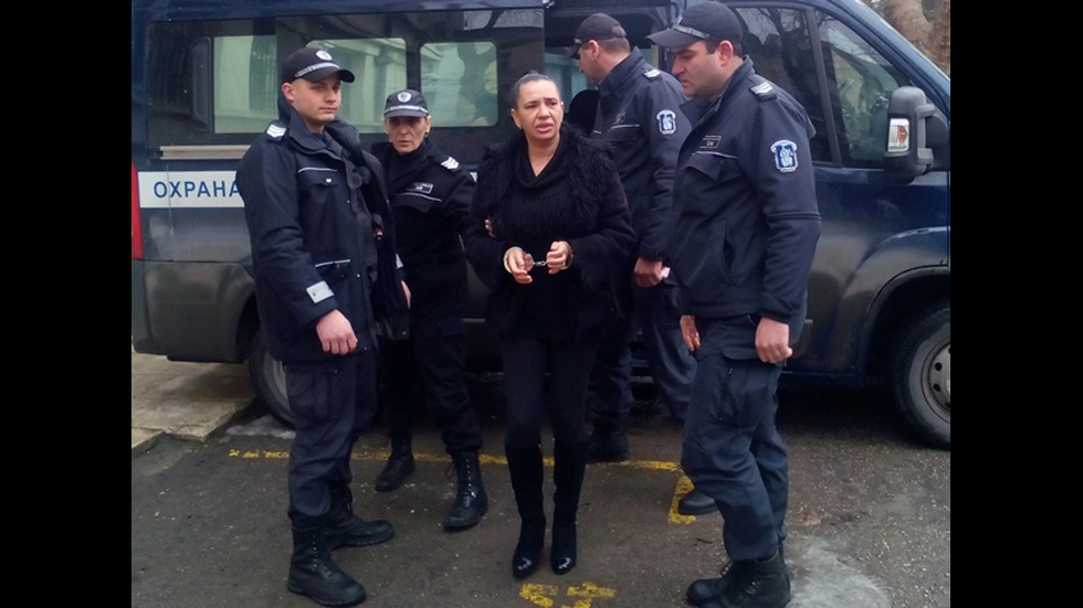 Анита Мейзер остава в затвора