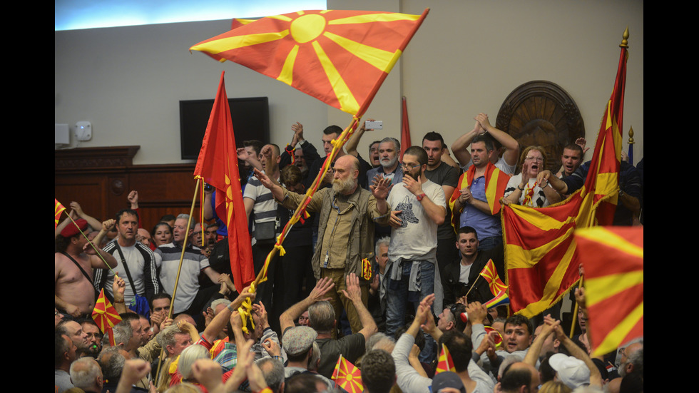 Протестиращи щурмуваха парламента в Скопие