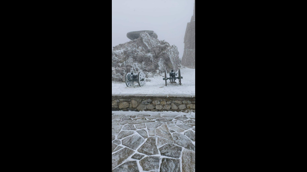Сняг заваля на връх Шипка и на "Петрохан"