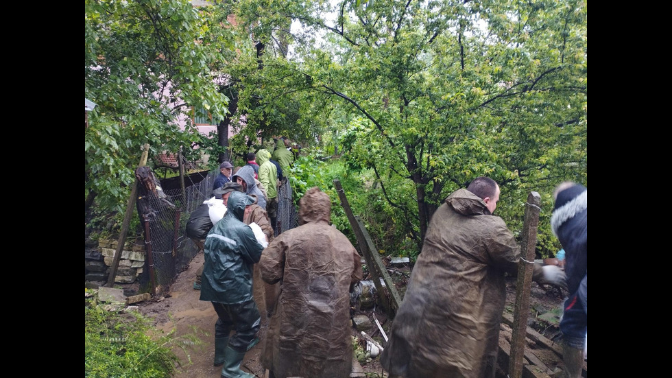 БЕДСТВЕНО ПОЛОЖЕНИЕ: Отнесени коли и разрушени къщи в Берковица и Георги Дамяново