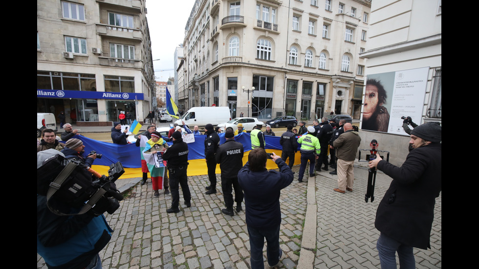 Митрофанова на литургия в Руската църква, протестиращи блокираха храма