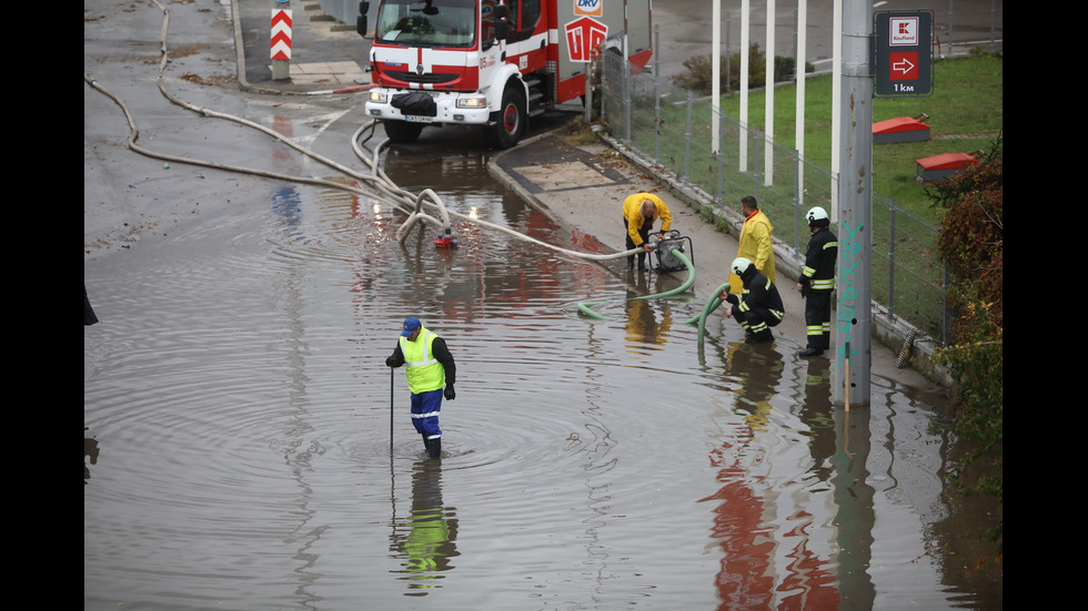 Наводнено кръстовище спря движението на няколко трамвайни линии в София