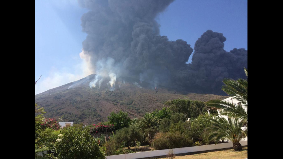 Вулканът Стромболи изригна отново