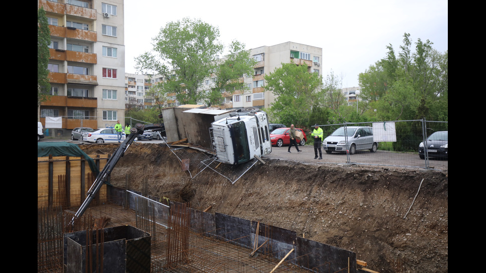 Камион, доставящ арматура, се преобърна на строеж в София